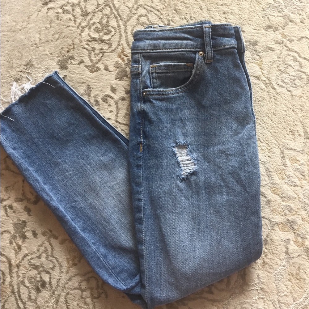 H&M faded distressed cropped skinny jeans. Size 4
